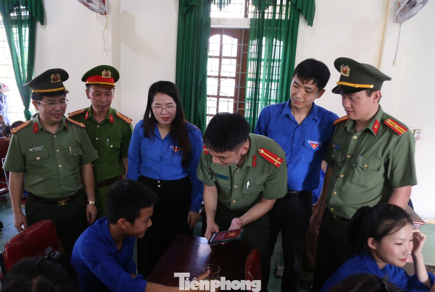 Tuyên truyền, hỗ trợ cài đặt định danh điện tử mức 1 và mức 2 cho bà con nhân dân.