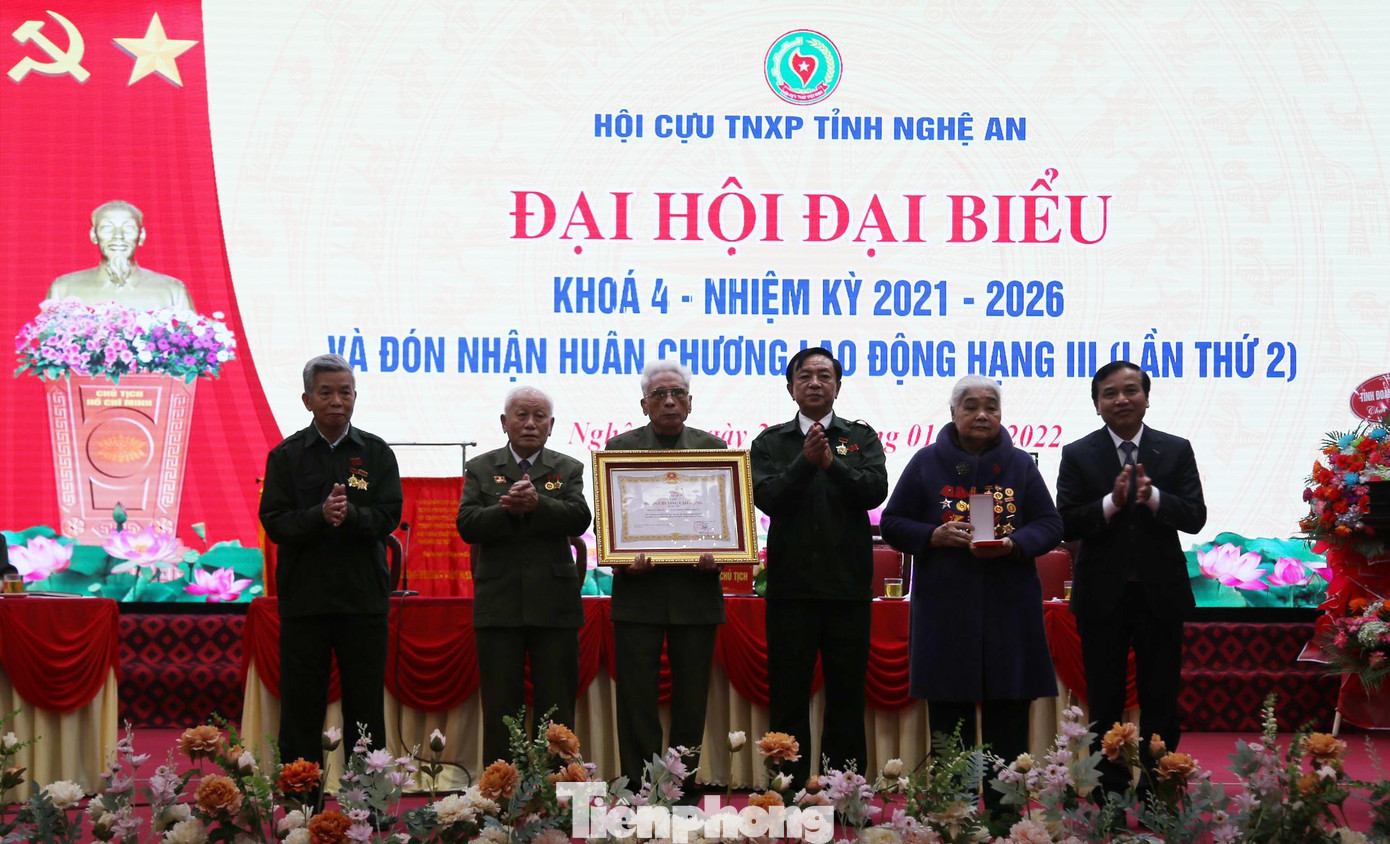 Thừa ủy quyền của Chủ tịch nước, ông Nguyễn Như Khôi - Ủy viên BCH Đảng bộ tỉnh, Phó Chủ tịch HĐND tỉnh Nghệ An trao tặng Huân chương Lao động hạng Ba cho Hội cựu TNXP Nghệ An. Thừa ủy quyền của Chủ tịch nước, ông Nguyễn Như Khôi - Ủy viên BCH Đảng bộ tỉnh, Phó Chủ tịch HĐND tỉnh Nghệ An trao tặng Huân chương Lao động hạng Ba cho Hội cựu TNXP Nghệ An.