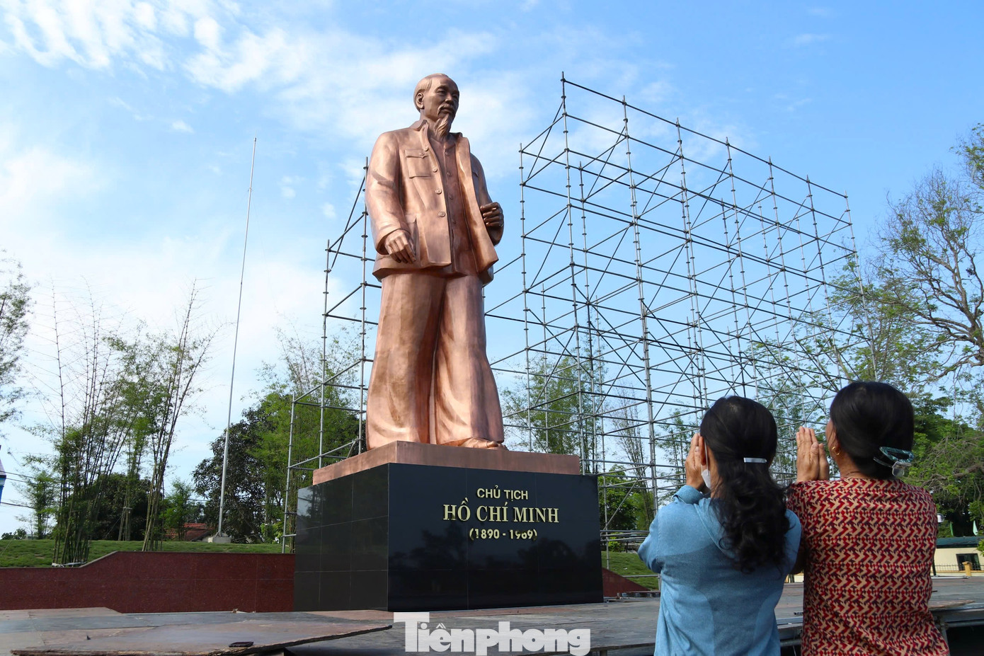 Người dân xã Kim Liên đến thăm quan, tỏ lòng tri ân, thành kính trước tượng đài Chủ tịch Hồ Chí Minh. Người dân xã Kim Liên đến thăm quan, tỏ lòng tri ân, thành kính trước tượng đài Chủ tịch Hồ Chí Minh.