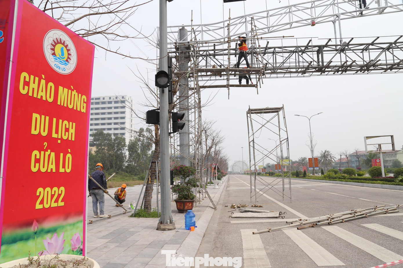 Ông Võ Văn Hùng - Phó Chủ tịch UBND thị xã Cửa Lò cho biết: “Công tác chỉnh trang đô thị phục vụ cho mùa du lịch đang được gấp rút thực hiện, hạn cuối vào ngày 30/3 sẽ được hoàn thành. Thị xã cũng chỉ đạo tăng cường các công tác phòng dịch tại các cơ sở kinh doanh, nhà hàng, quán ăn, cơ sở lưu trú, đẩy mạnh công tác tiêm phòng vắc xin để đảm bảo an toàn cho du khách khi trở về phố biển Cửa Lò. Nếu cơ sở nào vi phạm, lực lượng sẽ kiểm tra và xử lý nghiêm theo quy định”.