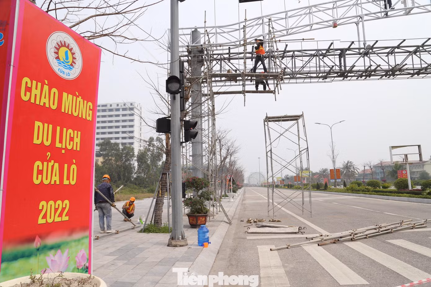 Ông Võ Văn Hùng - Phó Chủ tịch UBND thị xã Cửa Lò cho biết: “Công tác chỉnh trang đô thị phục vụ cho mùa du lịch đang được gấp rút thực hiện, hạn cuối vào ngày 30/3 sẽ được hoàn thành. Thị xã cũng chỉ đạo tăng cường các công tác phòng dịch tại các cơ sở kinh doanh, nhà hàng, quán ăn, cơ sở lưu trú, đẩy mạnh công tác tiêm phòng vắc xin để đảm bảo an toàn cho du khách khi trở về phố biển Cửa Lò. Nếu cơ sở nào vi phạm, lực lượng sẽ kiểm tra và xử lý nghiêm theo quy định”.