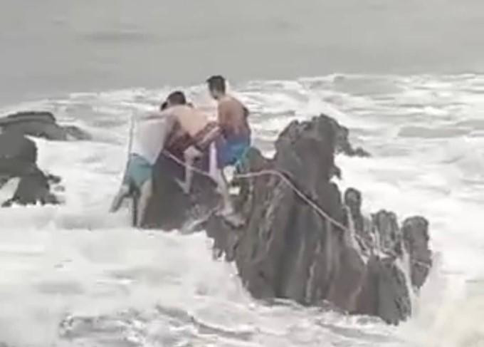 Lực lượng cứu hộ, cứu nạn dùng dây thừng để tiếp cận nạn nhân để đưa vào bờ. Ảnh cắt từ clip