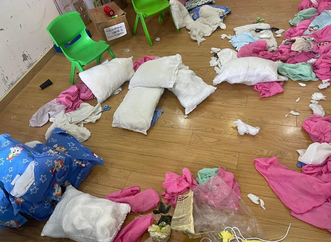 Gối ngủ của trẻ được vứt bừa bãi trên sàn nhà Gối ngủ của trẻ được vứt bừa bãi trên sàn nhà