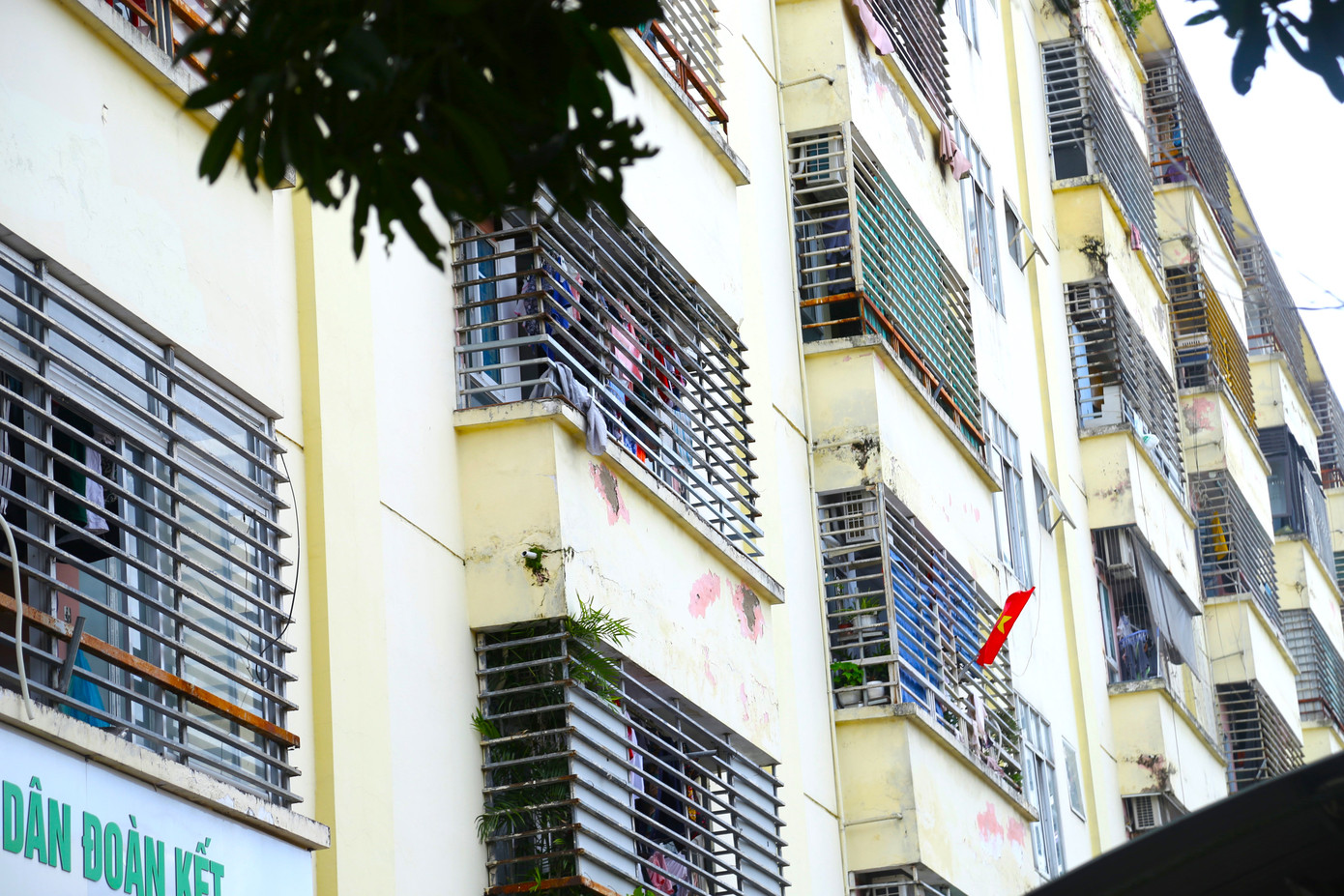 Theo chia sẻ từ các chủ hộ, việc lắp khung sắt nhằm ngăn trộm đột nhập, nhưng chính lớp bảo vệ ấy lại trở thành “lồng sắt tử thần” khi hỏa hoạn xảy ra, không chỉ gây khó khăn cho người ở khi thoát nạn, mà còn cản trở lực lượng cứu hộ tiếp cận hiện trường.