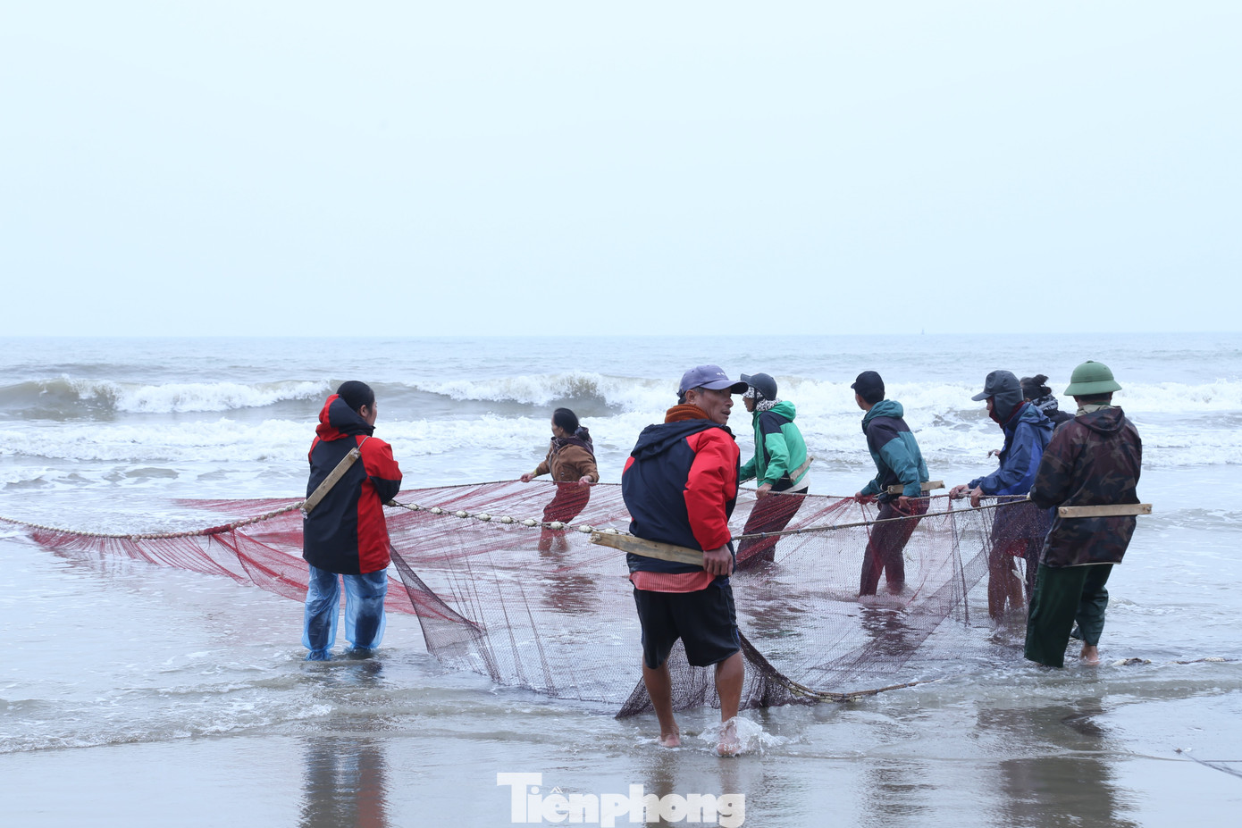 “So với những nghề đánh bắt khác ngoài khơi, nghề này an toàn hơn nhiều. Bởi đa phần ngư dân ở trên bờ, ít đối mặt sóng lớn”, bà Liên (70 tuổi), một người tham gia kéo lưới rùng ở biển Cửa Lò chia sẻ. “So với những nghề đánh bắt khác ngoài khơi, nghề này an toàn hơn nhiều. Bởi đa phần ngư dân ở trên bờ, ít đối mặt sóng lớn”, bà Liên (70 tuổi), một người tham gia kéo lưới rùng ở biển Cửa Lò chia sẻ.