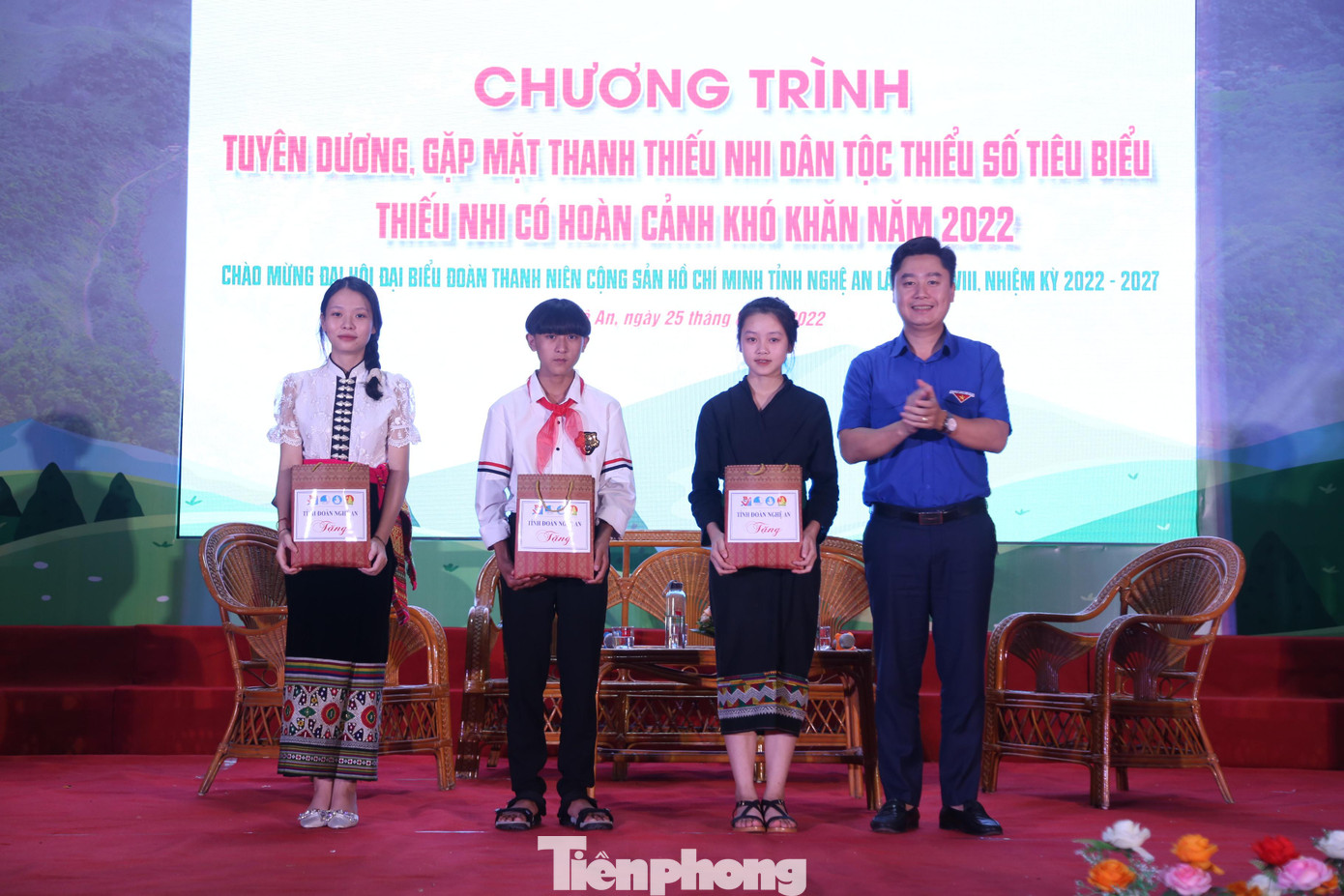 Bí thư Tỉnh Đoàn Nghệ An Lê Văn Lương tặng quà cho các bạn thanh thiếu nhi tham gia giao lưu Bí thư Tỉnh Đoàn Nghệ An Lê Văn Lương tặng quà cho các bạn thanh thiếu nhi tham gia giao lưu