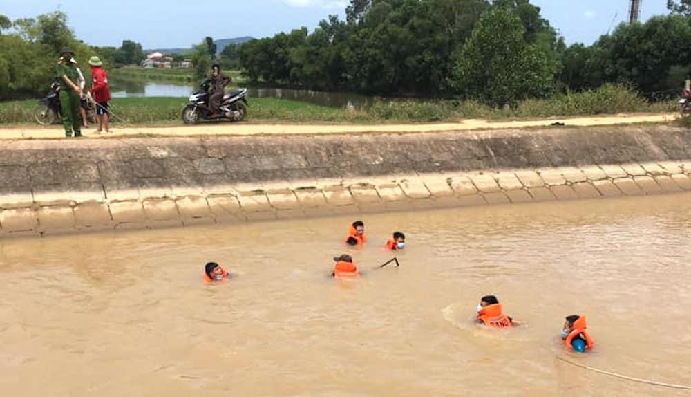 Lực lượng chức năng tìm phát hiện thi thể người phụ nữ dưới sông Đào.