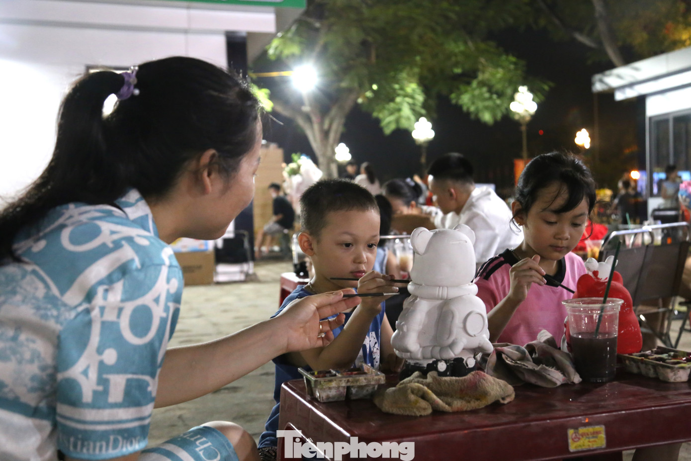Khu vực tô tượng cũng thu hút rất đông bạn nhỏ. Nhiều phụ huynh cho biết, họ rất thích thú khi phố đi bộ triển khai nhiều trò chơi hữu ích, giúp trẻ em học hỏi, vui chơi văn minh, rời xa điện thoại.