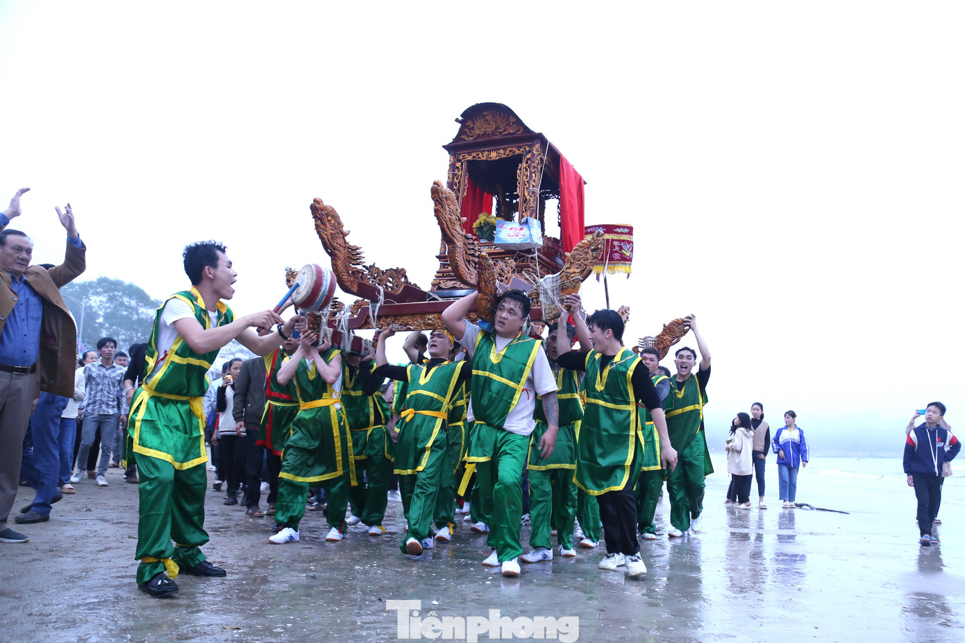 Điểm đặc biệt ở lễ cầu ngư là tục chạy Ói, tung kiệu. Bốn chiếc kiệu, mỗi chiếc kiệu do 20 chàng trai khỏe mạnh, tuấn tú ở làng biển Quỳnh Phương đảm trách đi dọc theo bãi biển đến địa điểm làm lễ cầu ngư.