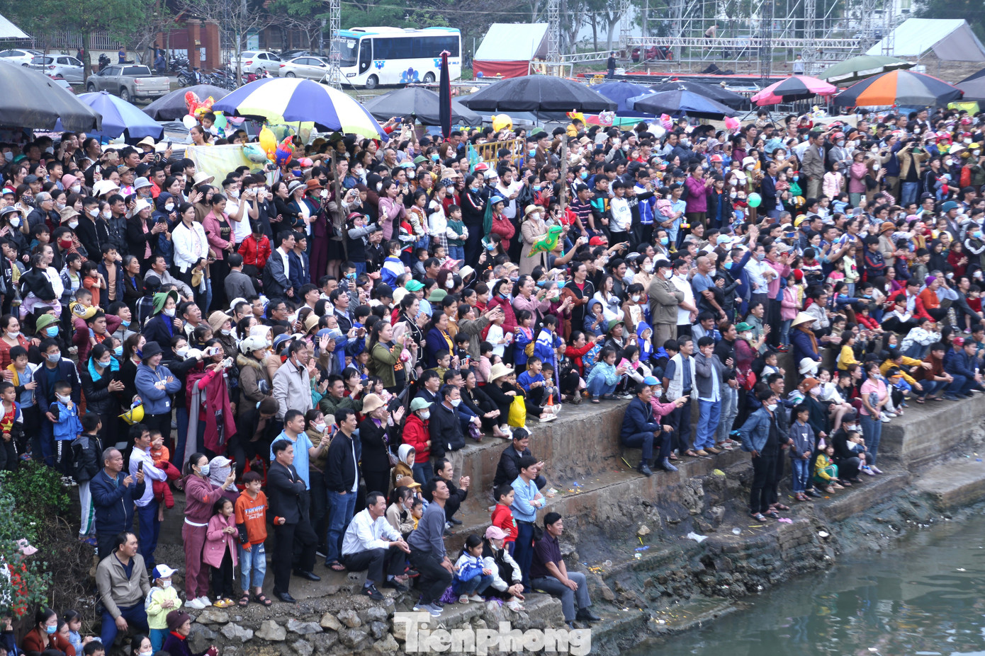 Khán giả ngồi kín hai bên dòng Mai Giang tạo không khí vô cùng náo nhiệt. Nhiều lúc, cuộc đua căng thẳng tưởng chừng như nghẹt thở khi thuyền của các đội chỉ cách nhau một chút trước lúc cán đích.