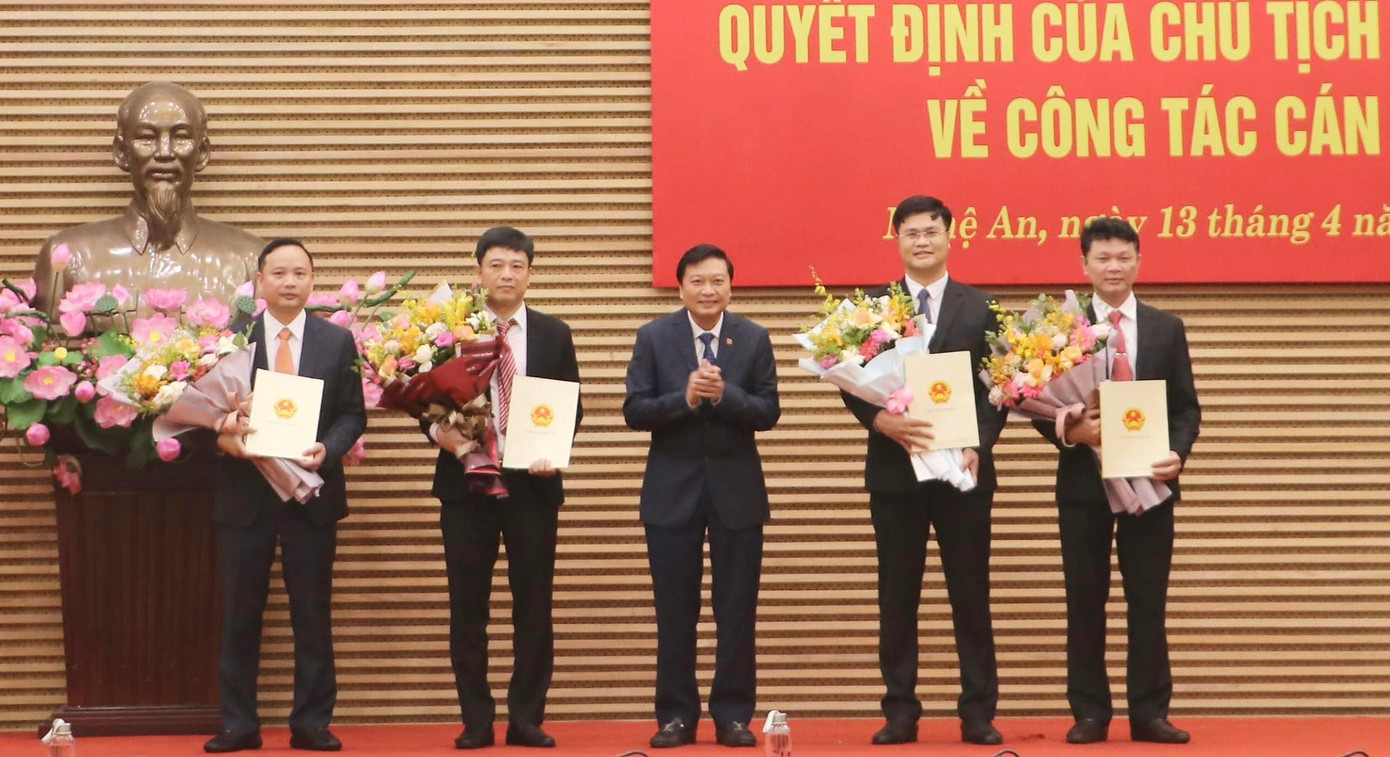 Ông Lê Hồng Vinh - Phó Chủ tịch Thường trực UBND tỉnh Nghệ An trao các quyết định điều động bổ nhiệm cán bộ