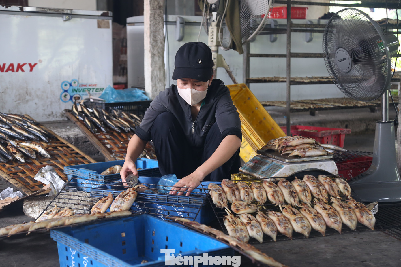 Cá sau khi nướng được vận chuyển bán lẻ tại các chợ và huyện lân cận.