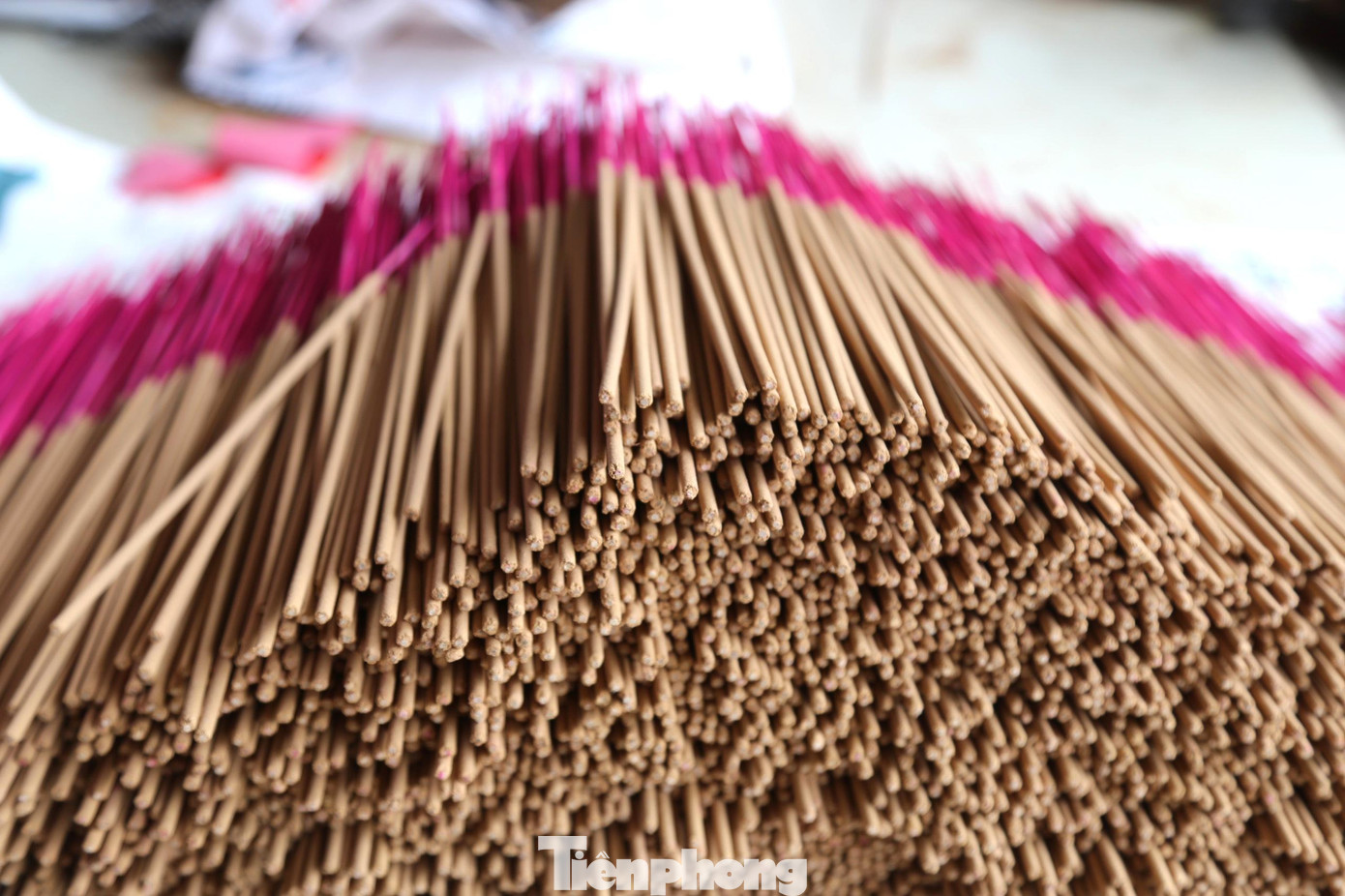 Nhờ sản xuất bằng thảo mộc, năm vừa qua gia đình đã ký được đơn đặt hàng xuất sang Lào với số lượng 100 vạn búp. Sau khi trừ chi phí mỗi năm gia đình còn lãi ròng trên 200 triệu đồng.