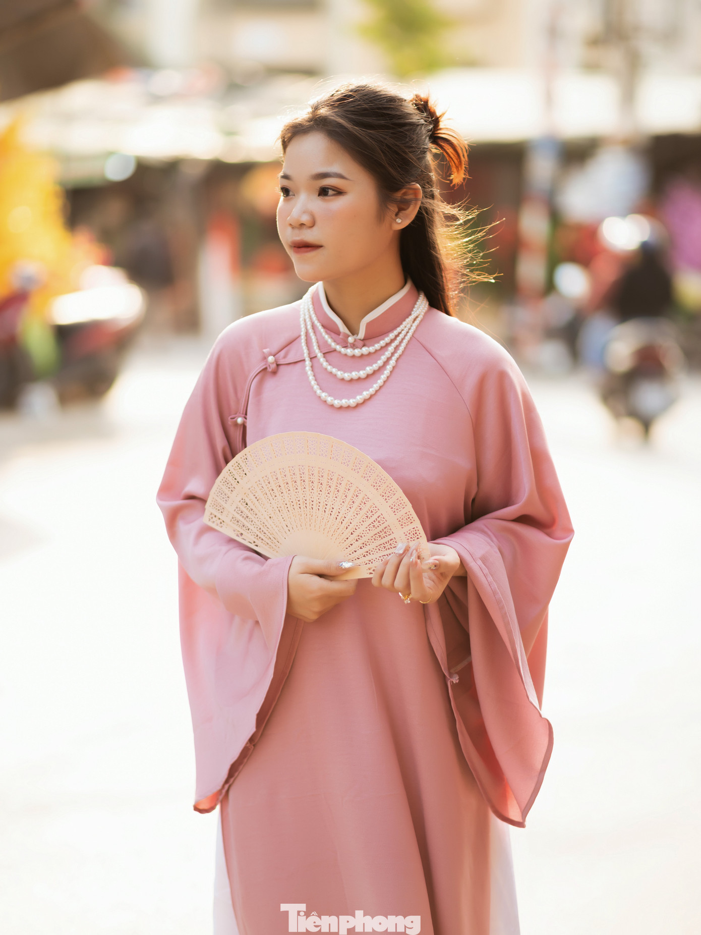 Vẻ đẹp trong veo của thiếu nữ ở trung tâm mua sắm sầm uất nhất tỉnh Nghệ An.