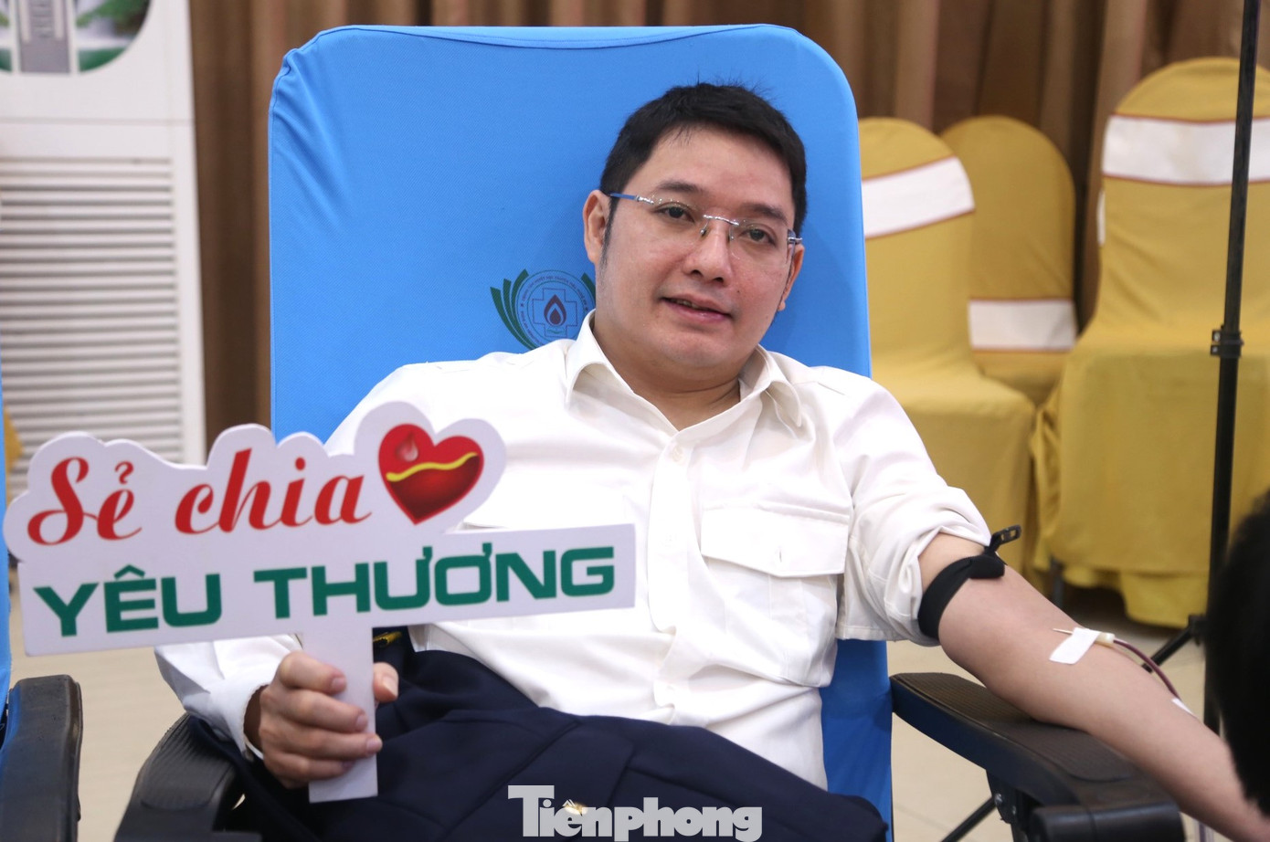 Anh Thái Doãn Hồng, cán bộ Cục Thuế Nghệ An, chia sẻ, bản thân thuộc nhóm máu hiếm, tham gia hiến từ khi còn là sinh viên đến nay đã 16 lần hiến máu nhân đạo. “Hiến máu không đơn giản là cho máu mà nó còn thể hiện sự đồng cảm, sẻ chia giữa người với người. Máu mình chảy trong người người khác sẽ truyền sự sống, tiếp thêm sức khỏe, cơ hội và hy vọng cho người đó. Khi mình càng cho đi, càng cảm thấy trong người mình như có lửa, có năng lượng”, anh Hồng nói và cho biết, một năm sẽ hiến máu 2 lần, đây là cách anh giúp người, giúp đời.