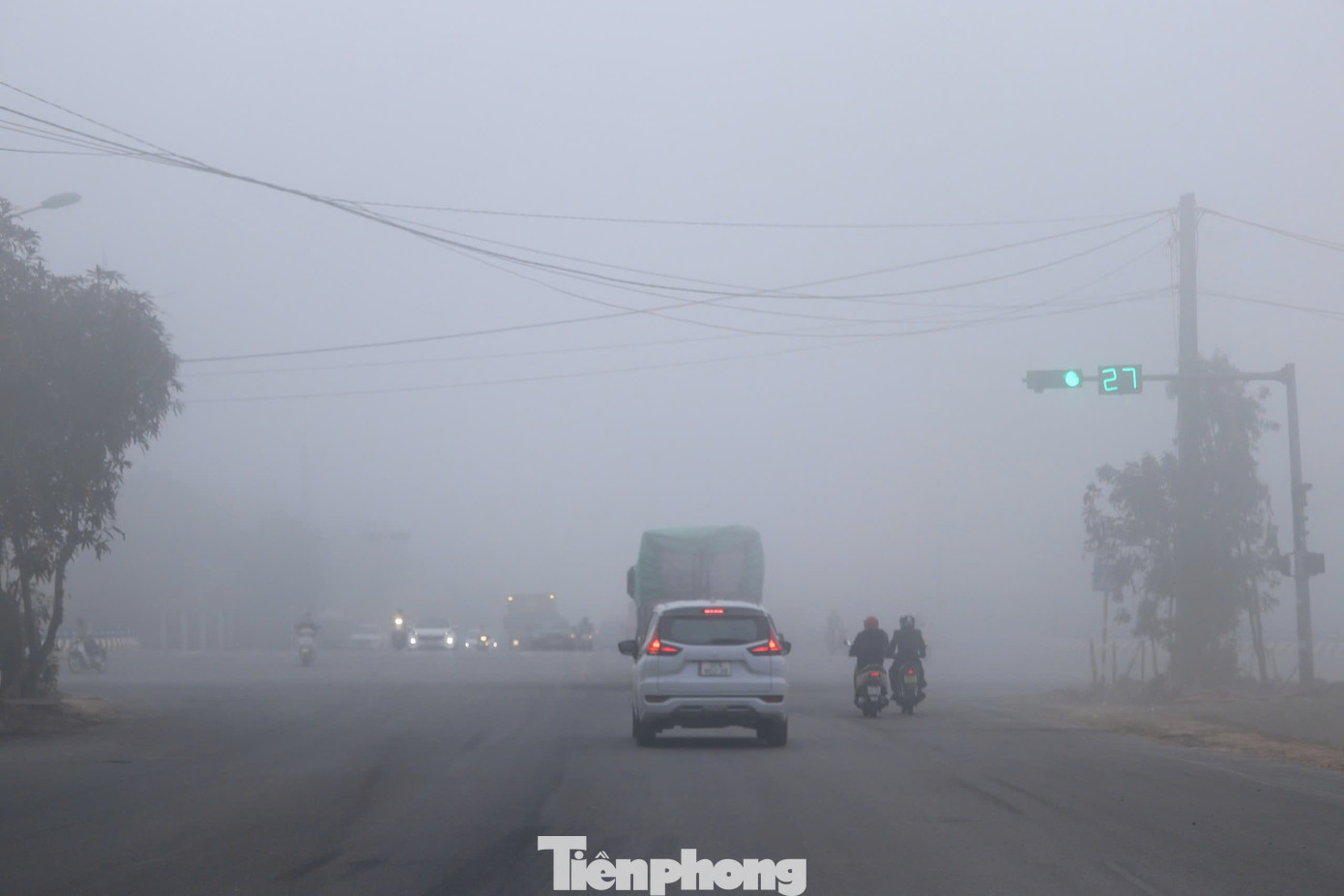 Sương mù dày đặc khiến tín hiệu đèn giao thông cũng bị hạn chế tầm nhìn...