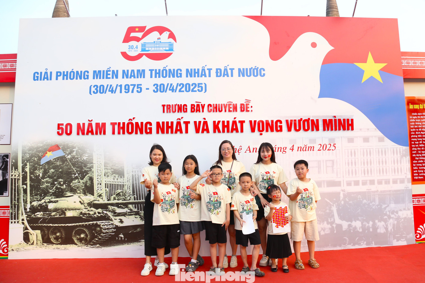 Chuyên đề “50 năm thống nhất và khát vọng vươn mình” được trưng bày từ nay đến hết ngày 2/5. Chuyên đề “50 năm thống nhất và khát vọng vươn mình” được trưng bày từ nay đến hết ngày 2/5.
