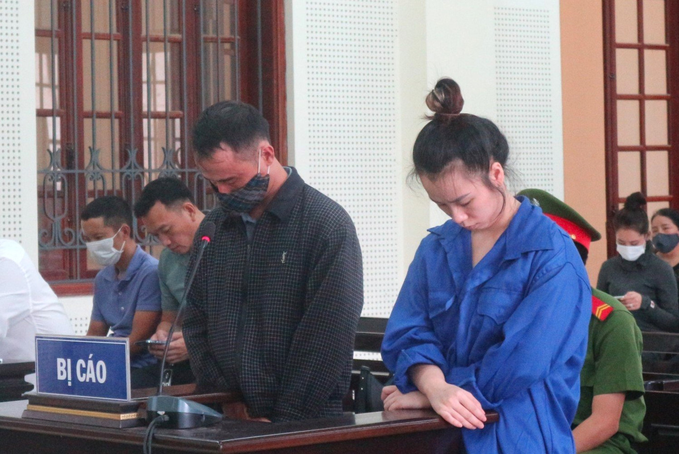 Hai bị cáo Ngọc và Mạnh tại tòa