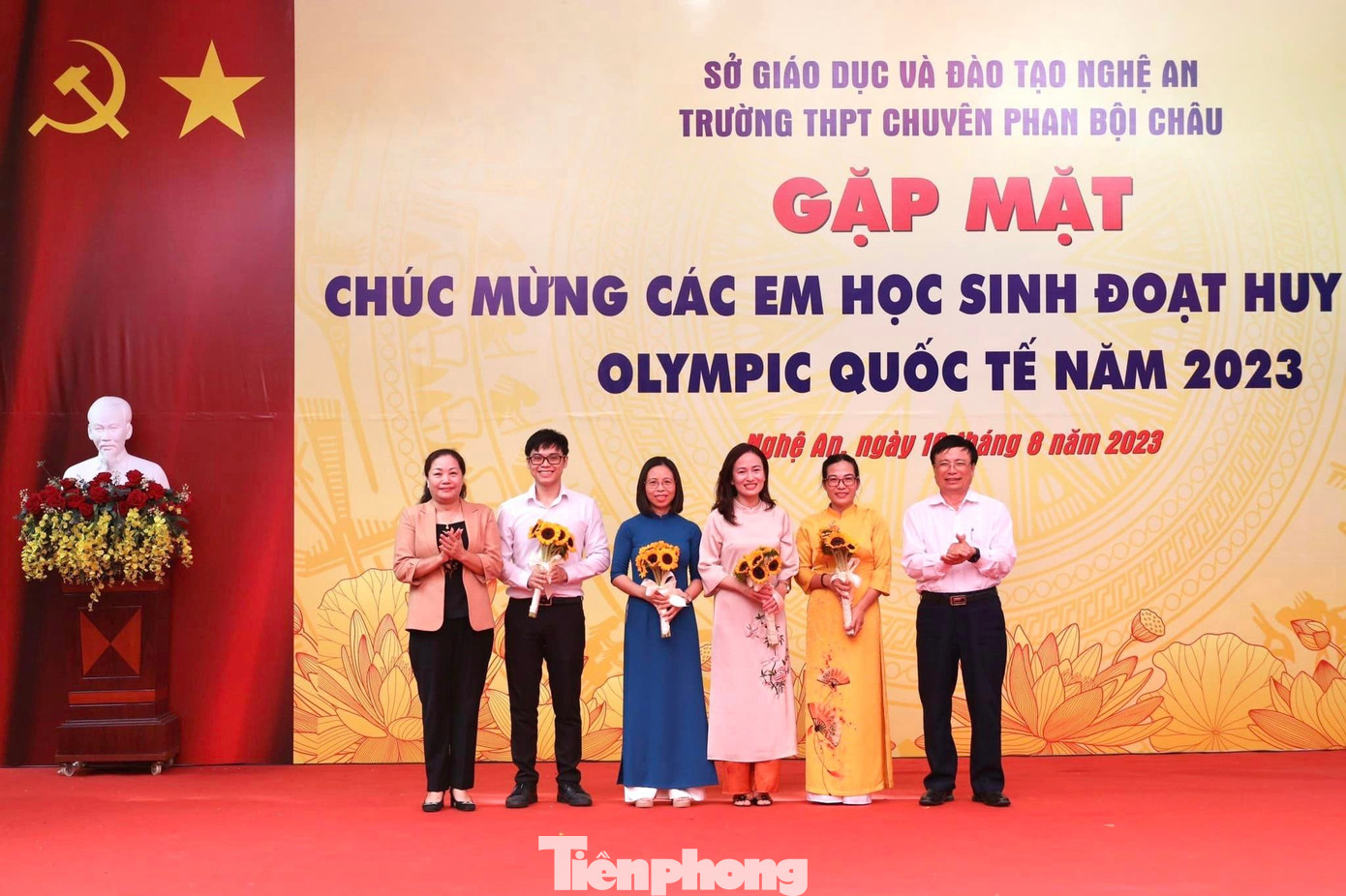 Trưởng Ban Tuyên giáo Tỉnh ủy Nghệ An Nguyễn Thị Thu Hường và Phó Chủ tịch UBND tỉnh Nghệ An Bùi Đình Long tặng hoa, quà chúc mừng 4 thầy, cô giáo trực tiếp bồi dưỡng đội tuyển.