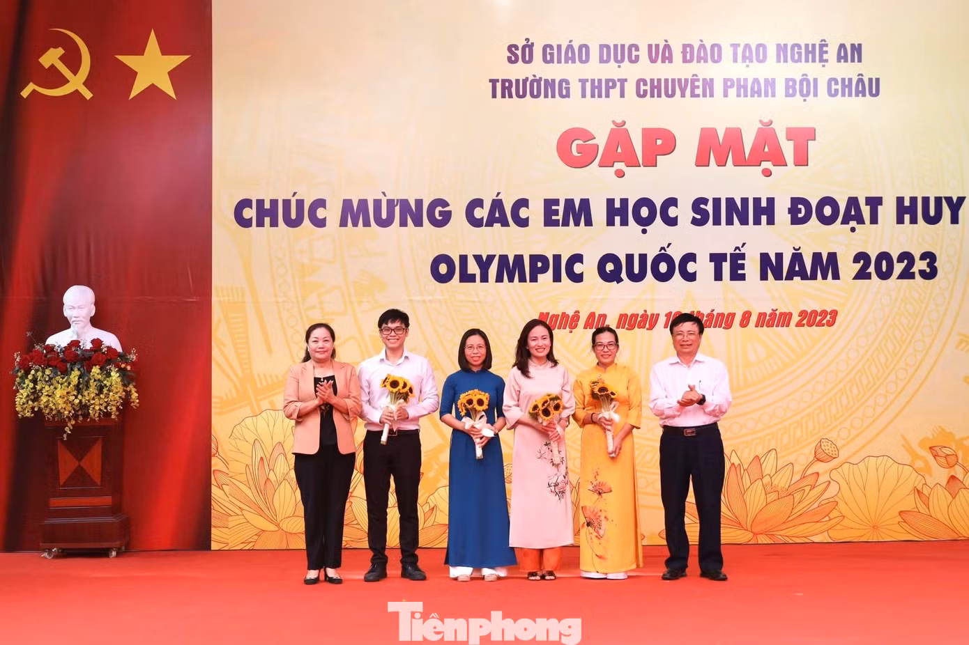 Trưởng Ban Tuyên giáo Tỉnh ủy Nghệ An Nguyễn Thị Thu Hường và Phó Chủ tịch UBND tỉnh Nghệ An Bùi Đình Long tặng hoa, quà chúc mừng 4 thầy, cô giáo trực tiếp bồi dưỡng đội tuyển.