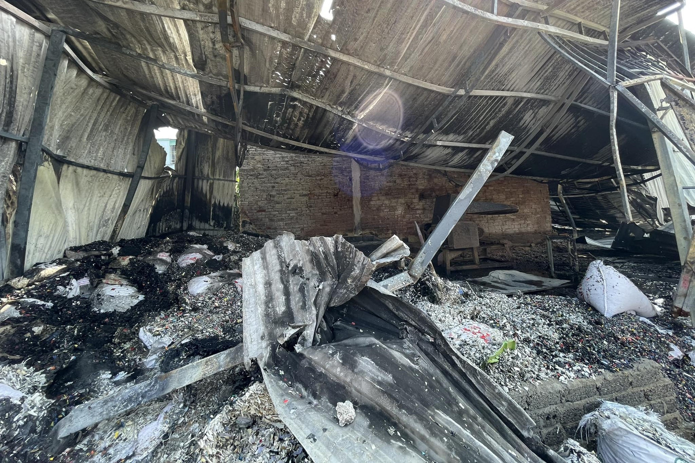 Đồ đạc bị thiêu rụi