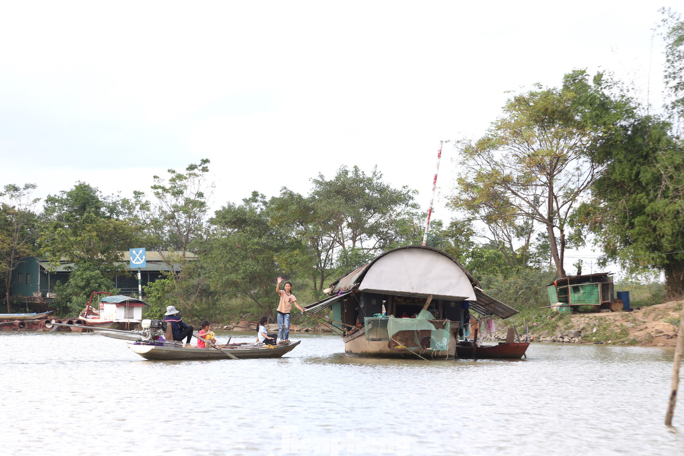 Kết thúc một ngày, các em lại trở về với con thuyền chật chội và lênh đênh theo từng con nước.