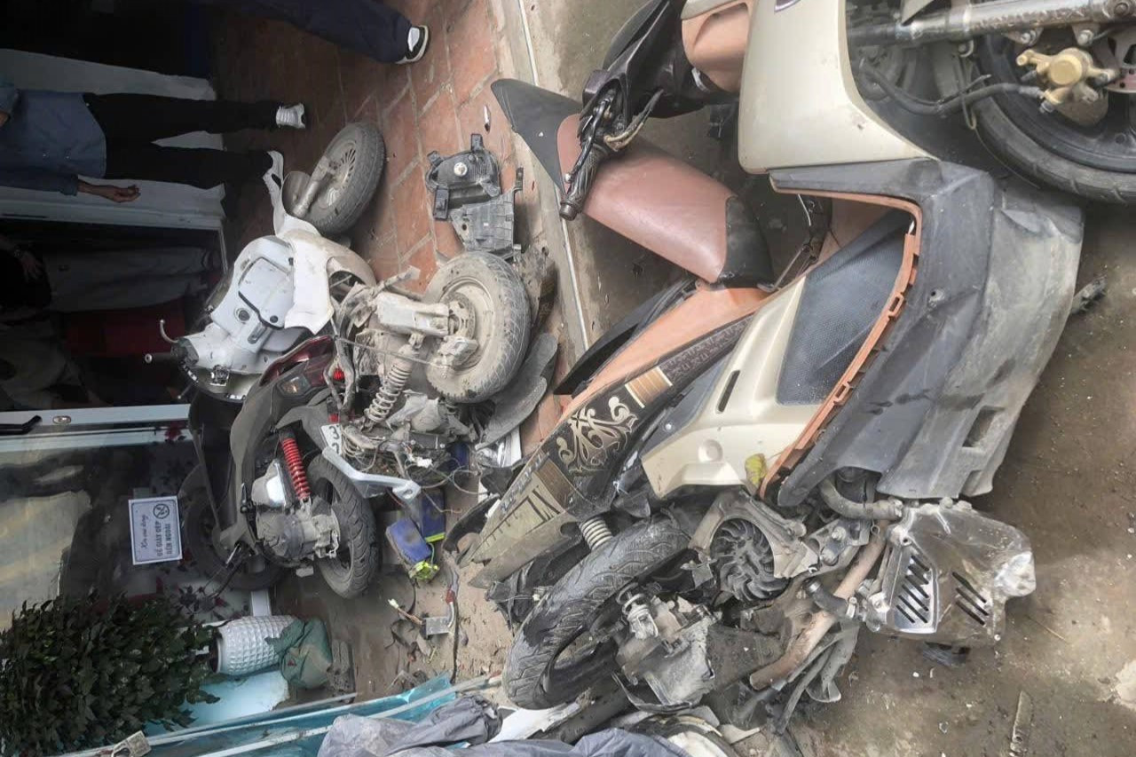 Có khoảng 7 chiếc xe máy bị ô tô tông nát