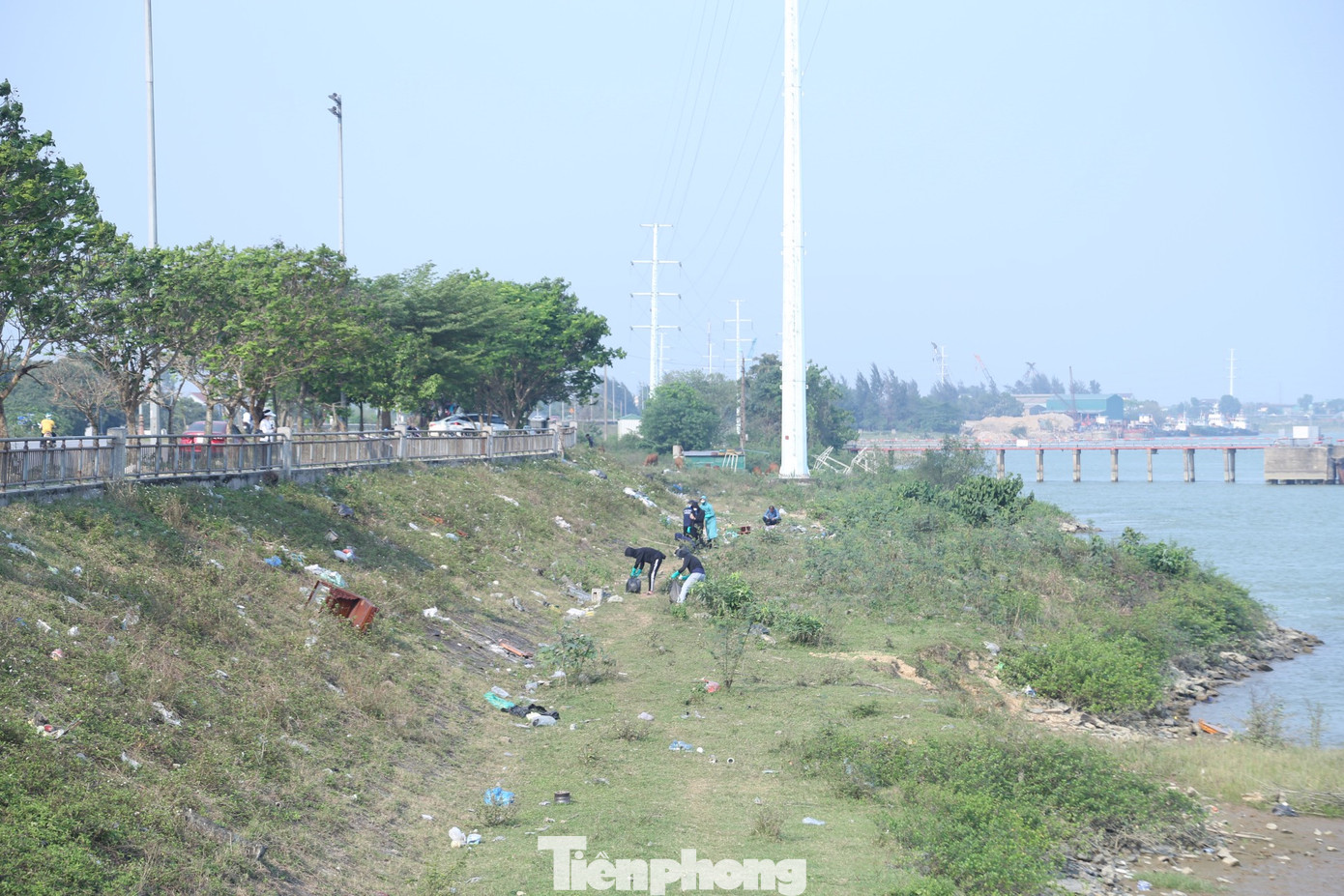 3 giờ chiều, trời nắng chói chang, các bạn trẻ trong nhóm Nghệ An Xanh dừng ở một điểm tập kết rác bên đê Hưng Hòa, thành phố Vinh. Theo quan sát, dọc tuyến đê Hưng Hòa có vô số loại rác thải, trong đó tập trung là túi ni lông, chai nhựa, đồ thờ… đã bị vứt bỏ lâu ngày. Ảnh: Thu Hiền.