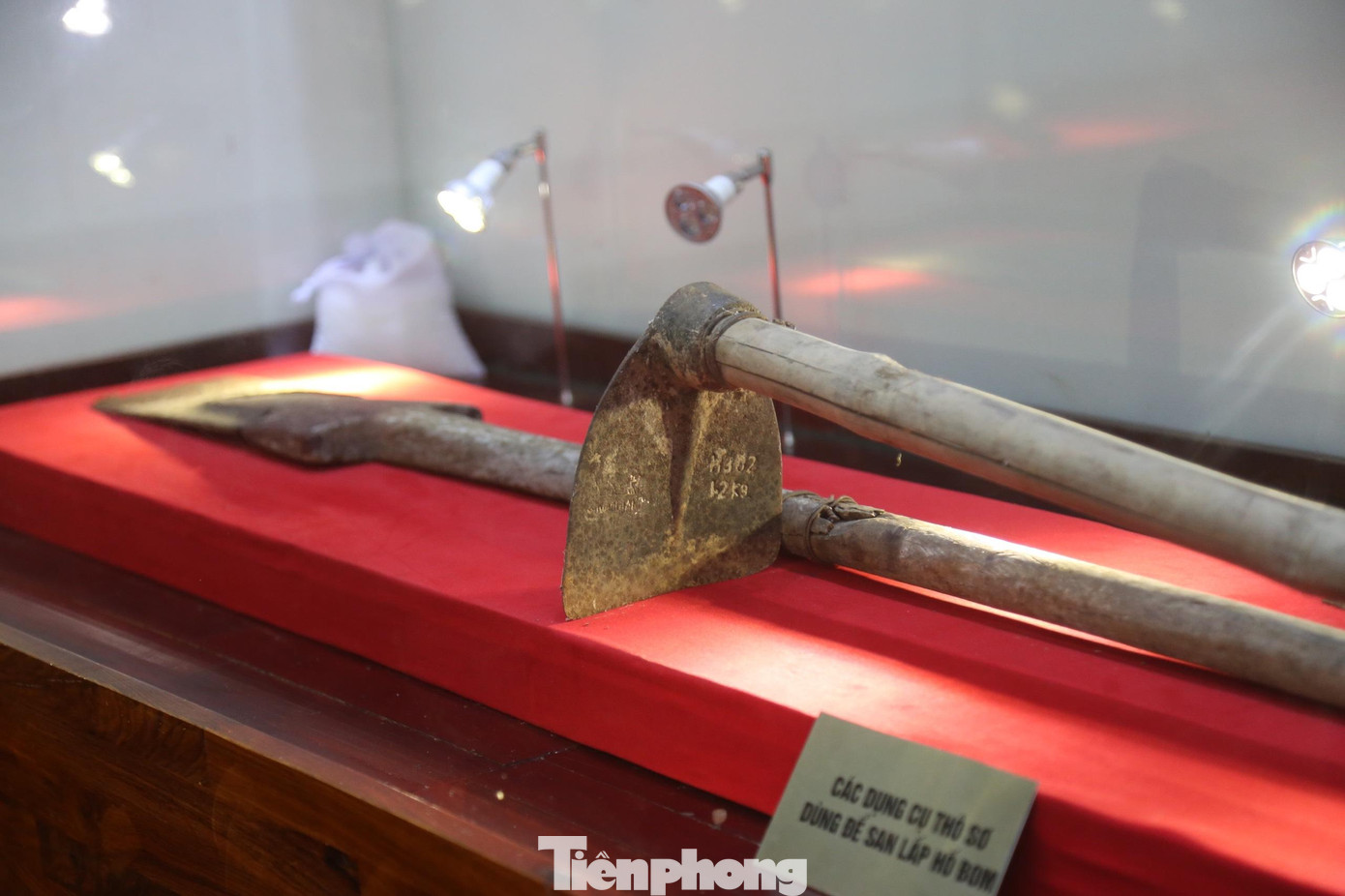 Những dụng cụ thô sơ như cuốc, thuổng, cào... được dùng để san lấp hố bom, mở đường cho xe thông tuyến.