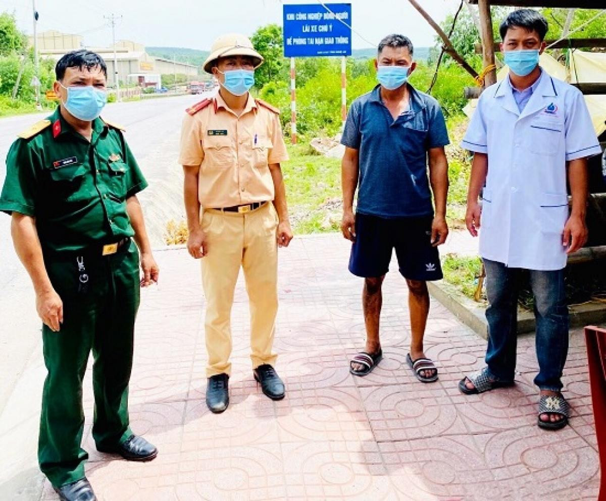 Anh Nam (áo xanh) đến cảm ơn tổ công tác sau khi đã hồi phục sức khoẻ. Anh Nam (áo xanh) đến cảm ơn tổ công tác sau khi đã hồi phục sức khoẻ.