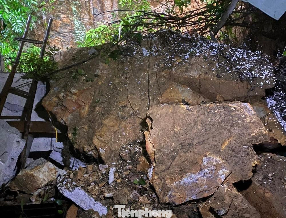 Lượng lớn khối đất đá từ núi Dũng Quyết đã đổ ập vào nhà của ông Trương Hải An, số nhà 211, đường Ngô Thì Nhậm, phường Trung Đô, TP Vinh. Rất may thời điểm trên không có người trong nhà, tuy nhiên, nhiều tài sản của gia đình như tủ lạnh, máy giặt, bếp ga, bàn ghế... của gia đình đã bị hư hỏng nặng.