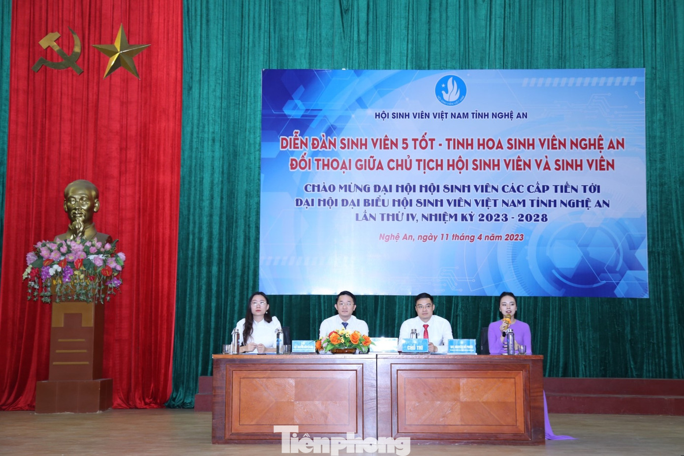 Anh Trần Linh, Chủ tịch Hội Sinh viên tỉnh Nghệ An (giữa) đối thoại với sinh viên về chủ đề “Sinh viên Nghệ An với chuyển đổi số và khởi nghiệp đổi mới sáng tạo”. Ảnh: Thu Hiền