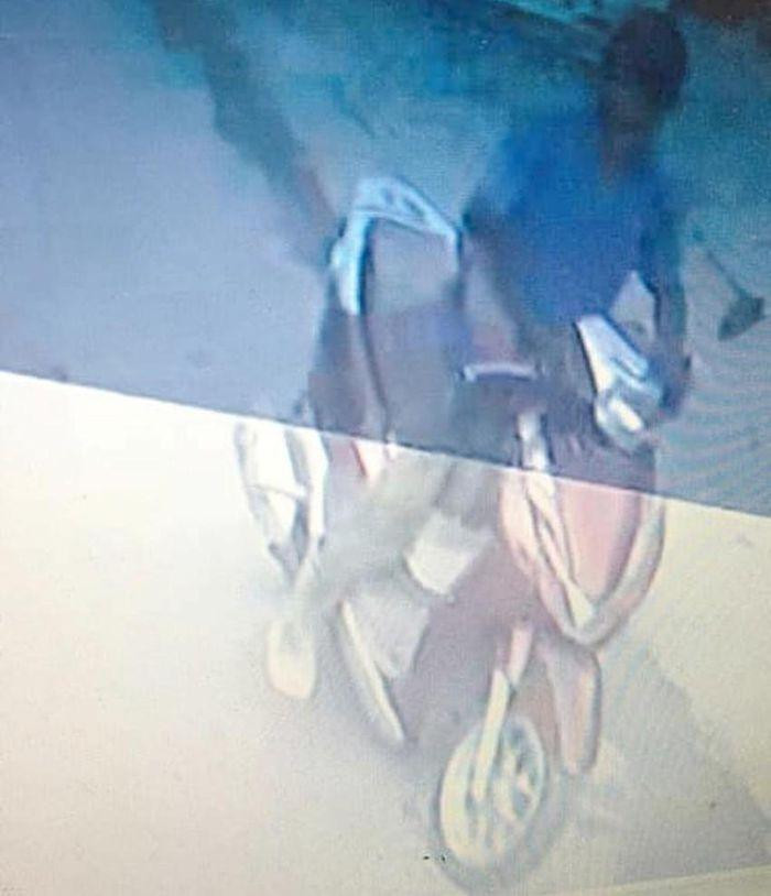 Hình ảnh người đàn ông đi xe máy Honda Lead được trích xuất từ camera