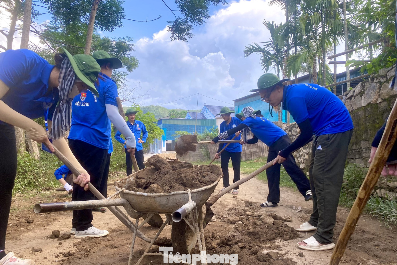 Người phá các gò đất, người đào, người xúc, người vận chuyển đất đến các khu vực để san lấp... Người phá các gò đất, người đào, người xúc, người vận chuyển đất đến các khu vực để san lấp...