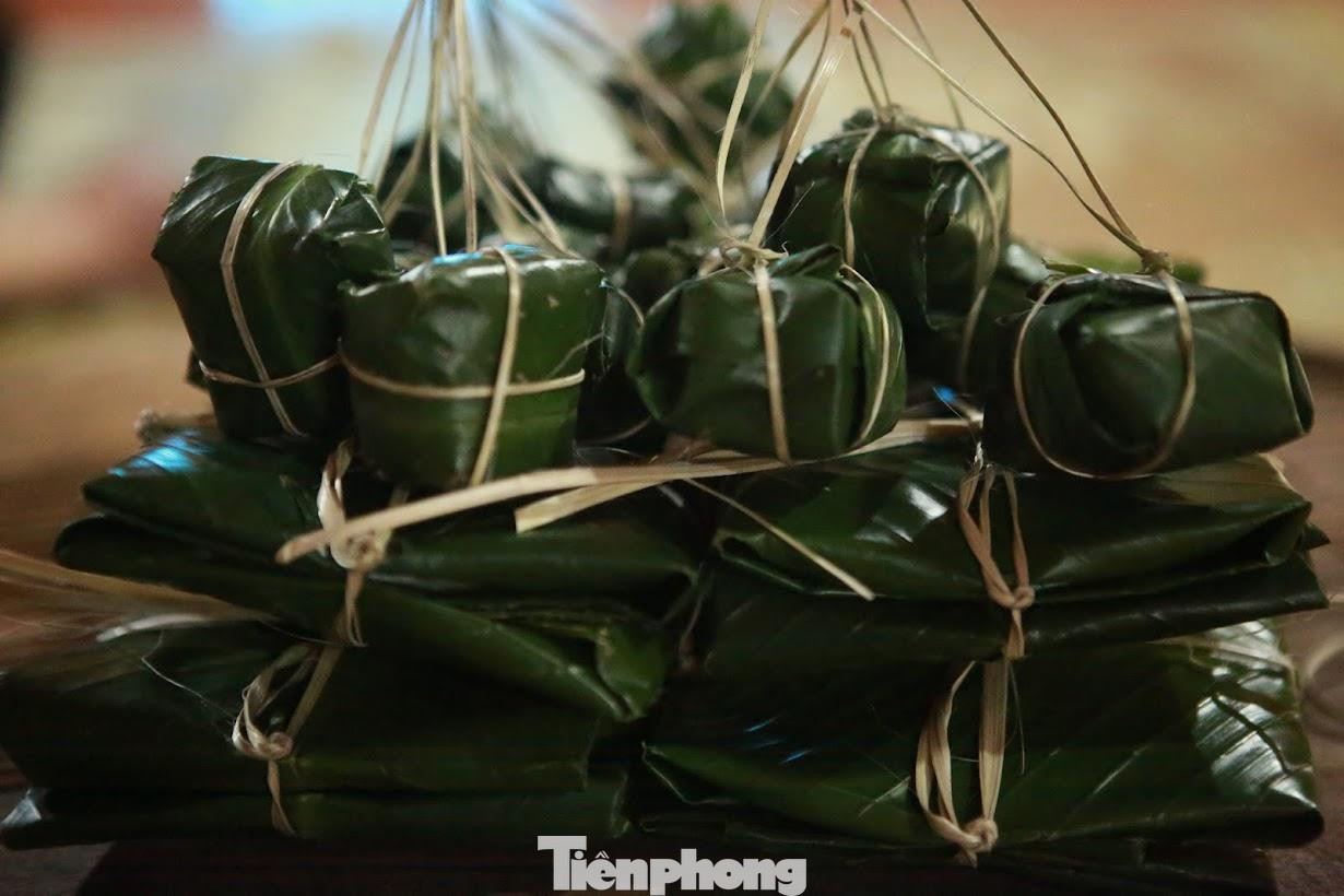 Nét độc đáo của bánh chưng đen còn ở vị bùi bùi, thơm mát, không gây nóng cổ, nóng bụng như bánh chưng thường. Bánh chưng đen được ưa chuộng không chỉ vì hương vị tinh tế, mà còn vì bánh để được rất lâu, đến hết tháng Giêng vẫn thơm ngon.