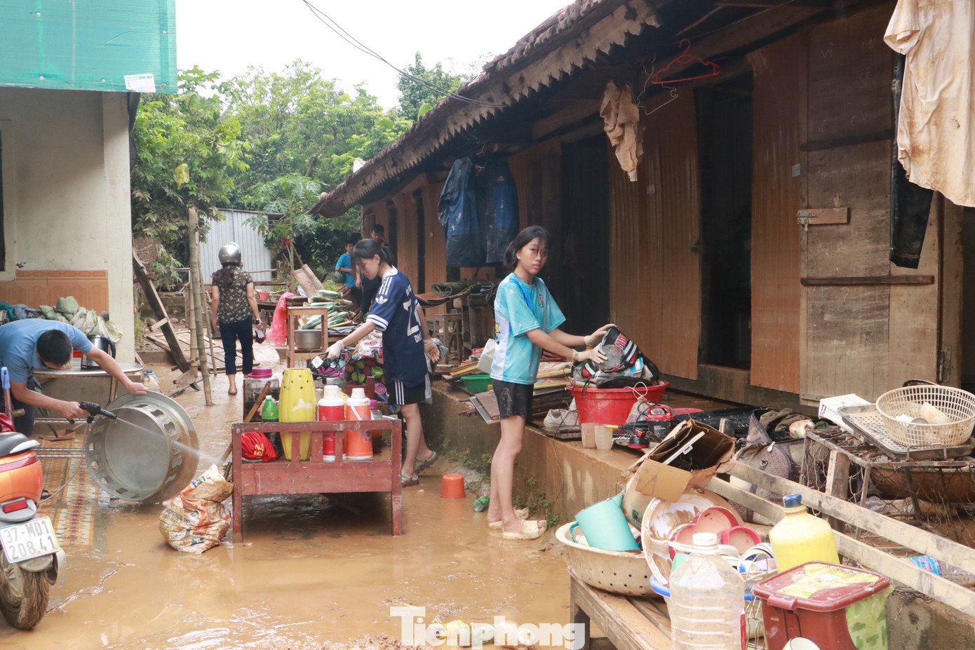 Dãy phòng trọ nơi các em học sinh trường THPT Quỳ Châu thuê ở ngổn ngang sau mưa lũ. Dãy phòng trọ nơi các em học sinh trường THPT Quỳ Châu thuê ở ngổn ngang sau mưa lũ.