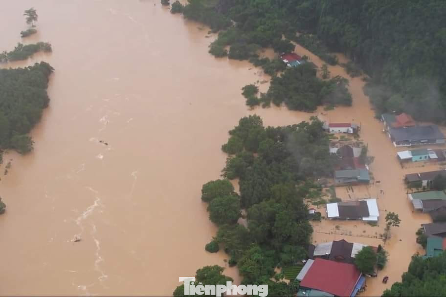 Trận mưa lớn vào đêm ngày 26/7 và rạng sáng ngày 27/9, cộng với việc các hồ thủy điện vận hành xả lũ khiến mực nước các sông suối lên cao. Khoảng 1.200 ngôi nhà trên địa bàn huyện Quỳ Châu, Nghệ An bị ngập sâu từ 1 - 5m. Hơn 5.000 người phải di dời, sơ tán. Hiện tại địa phương có 1 trường hợp (trú bản Hoa Tiến 1, xã Châu Tiến) đang bị mất liên lạc.