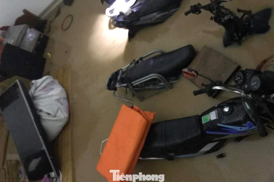 Nhiều vật dụng, phương tiện của người dân chìm trong biển nước.