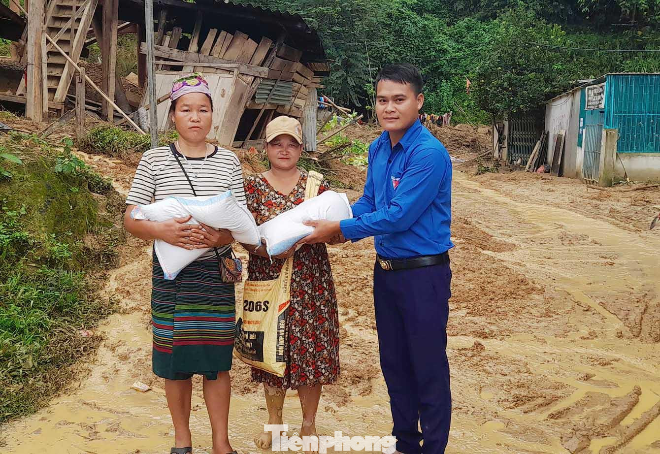 Bí thư Đoàn xã Bảo Nam Xeo Văn Ba cho hay, ngoài giúp đỡ người dân tháo dỡ nhà, di dời tài sản, lực lượng đoàn viên thanh niên còn hỗ trợ người dân nhu yếu phẩm.
