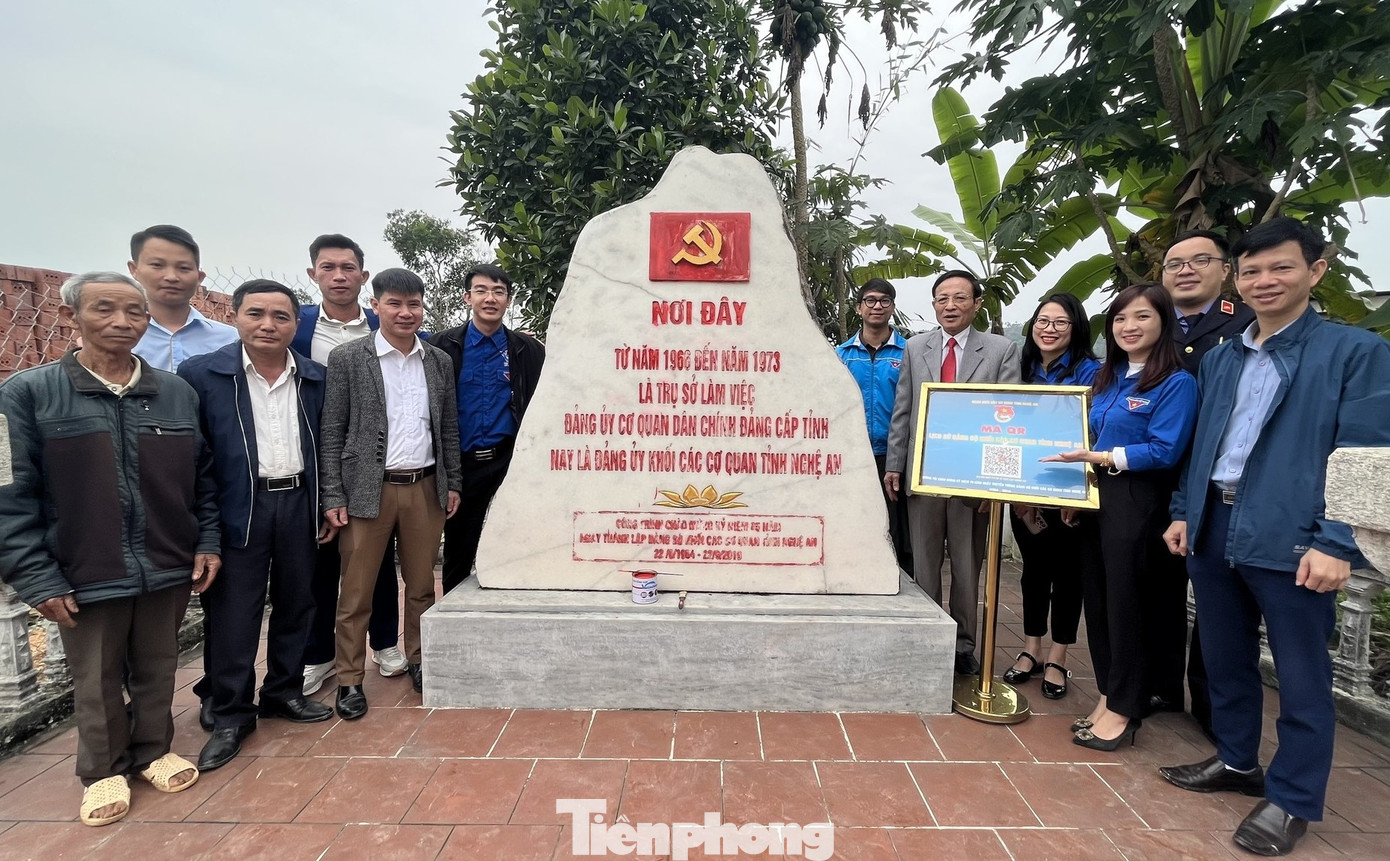 Tuổi trẻ Đoàn Khối Các cơ quan tỉnh Nghệ An gắn mã QR tại Bia dẫn tích lưu dấu về thời gian làm việc của Cơ quan Đảng ủy Khối các cơ quan tỉnh tại xã Quang Sơn (huyện Đô Lương).