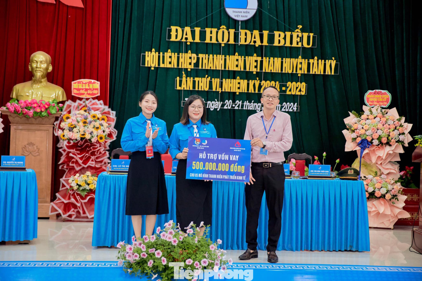 Ngân hàng chính sách xã hội huyện hỗ trợ 5 mô hình thanh niên vay vốn phát triển kinh tế trị giá 500 triệu đồng.