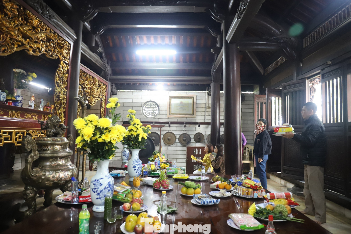 Khi tình yêu với tướng quân đang đơm hoa kết trái thì tai họa ập đến. Một buổi chiều, Phốm Hóm ra sông Nậm Choọng gội đầu, không may trượt ngã và bị dòng nước dữ cuốn trôi. Nhận tin, vị tướng tức tốc quay về, cho quân lính đào xới đất đá chất thành núi để tìm người yêu nhưng không thấy. Tiếc thương nàng, người dân đã lập đền thờ trên đồi đất mà tướng quân và binh lính đã ngày đêm xới tìm.