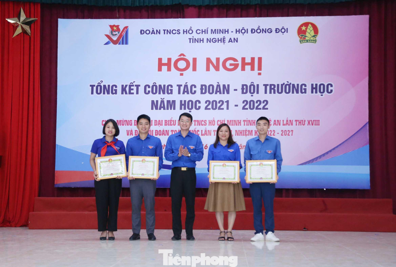 Tặng Giấy khen cho 4 tập thể cấp huyện đạt danh hiệu “Đơn vị xuất sắc trong công tác Đội và phong trào thiếu nhi năm học 2021-2022”