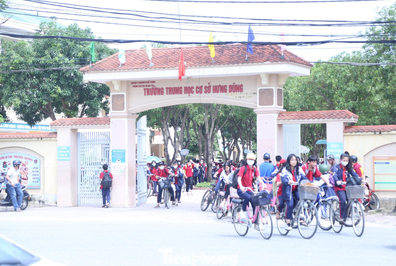 Rất nhiều phụ huynh có con học cấp 2 cho rằng mức thu học phí năm nay tăng cao và chênh giữa phường và xã. Rất nhiều phụ huynh có con học cấp 2 cho rằng mức thu học phí năm nay tăng cao và chênh giữa phường và xã.