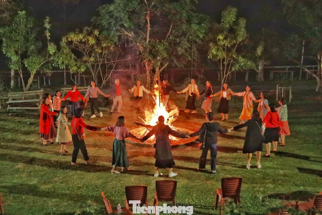 Quây quần bên đốm lửa trại.