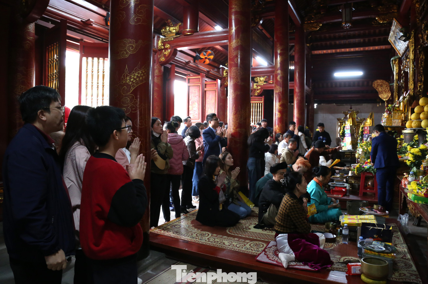 Phía bên trong điện cũng có rất đông người.