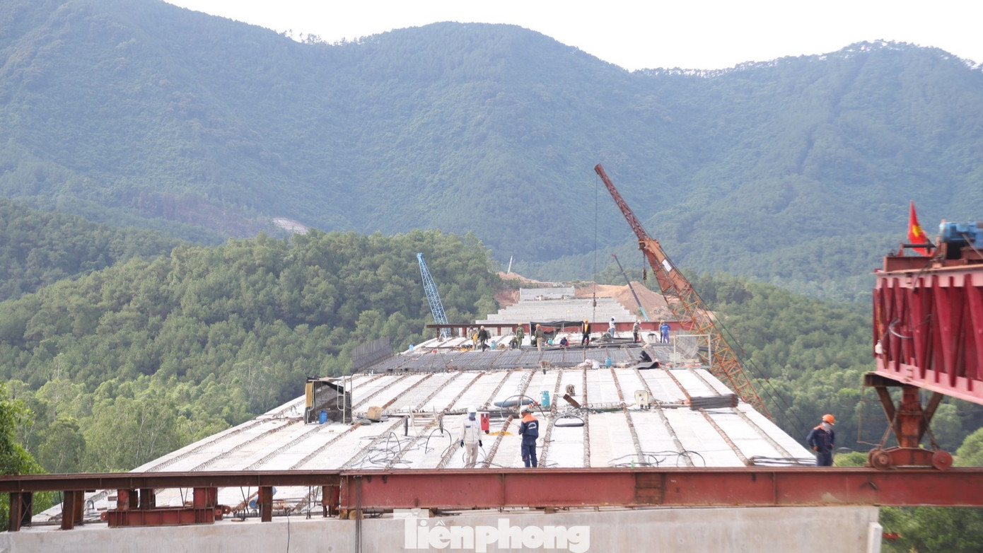 Cầu Thần Vũ 2, cầu Ồ Ồ đã dần thành hình khi các nhịp cầu đang ngày một nối liền. Tiếng máy móc, tiếng động cơ xe, tiếng trao đổi giữa các kỹ sư, công nhân cũng rộn vang cả một vùng.