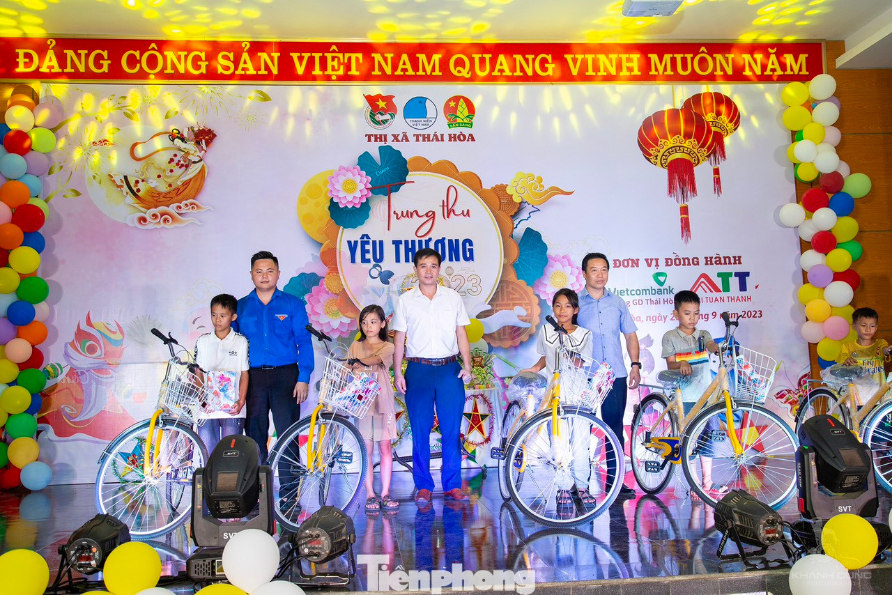 Dịp này, Thị đoàn Thái Hòa đã trao tặng hơn 300 phần quà ý nghĩa cho các em thiếu nhi có hoàn cảnh khó khăn vươn lên học tập tốt.