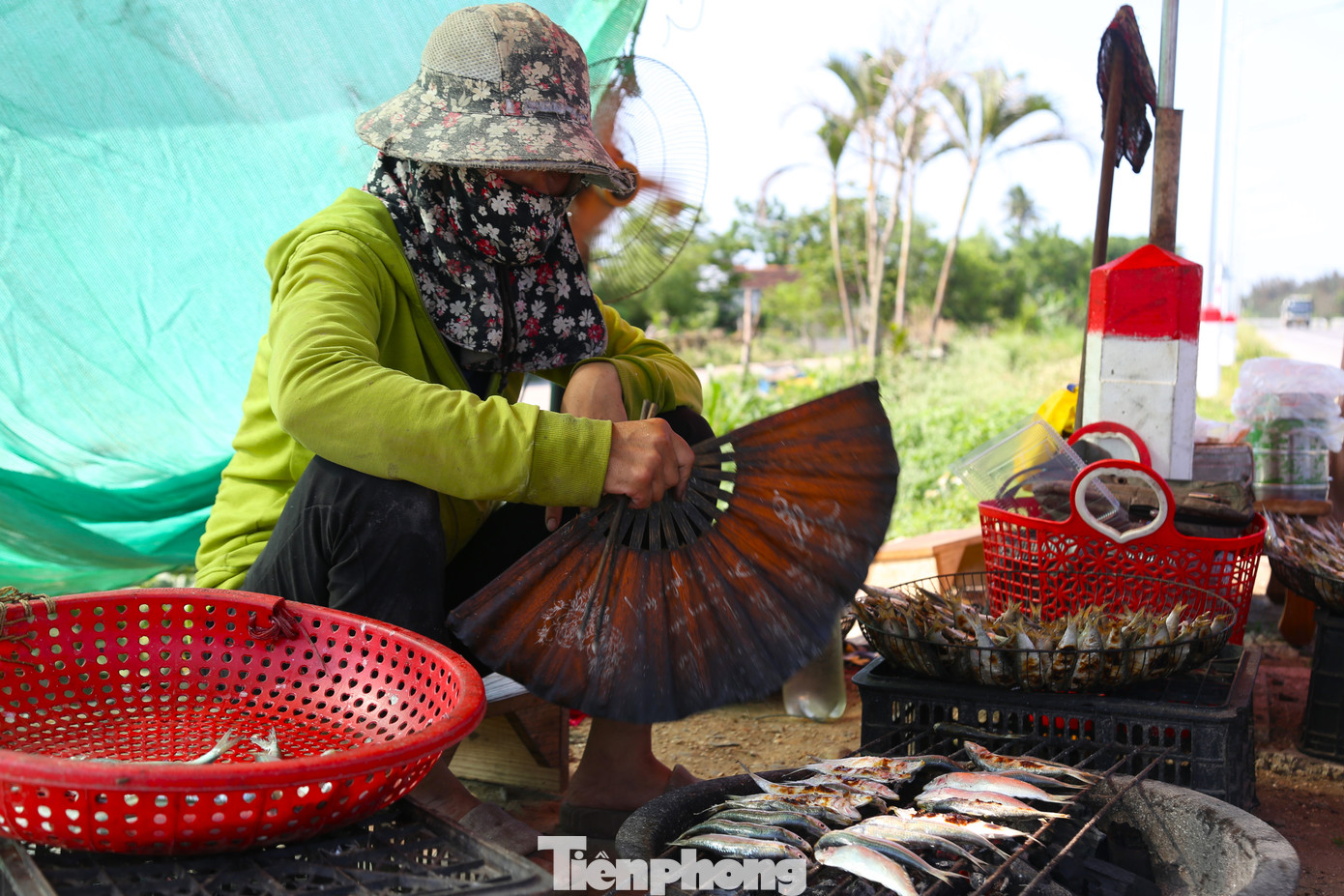 “Trung bình một ngày tôi nướng khoảng 3 yến cá, phục vụ khách tại chỗ hoặc đưa ra chợ. Dịp nghỉ lễ 30/4 này, nhiều khách đi du lịch ngang qua ghé mua nên bán được nhiều. Hôm qua, có khách đi qua mua 5kg. Có thời điểm, nướng không kịp bán”, một tay cầm quạt, một tay cầm đũa trở cá, chị Lệ chia sẻ.