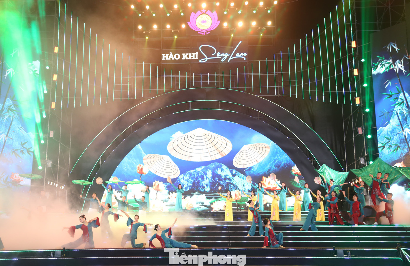 Tối 31/12, tại Quảng trường Hồ Chí Minh, hàng ngàn người dân Nghệ An đã đến theo dõi chương trình nghệ thuật Countdown - Chào năm mới 2024 “Hào khí sông Lam”.